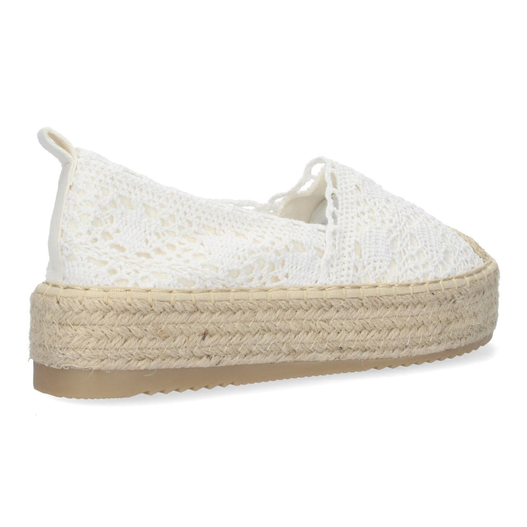 Detalle de la suela de yute de la alpargata blanca de encaje