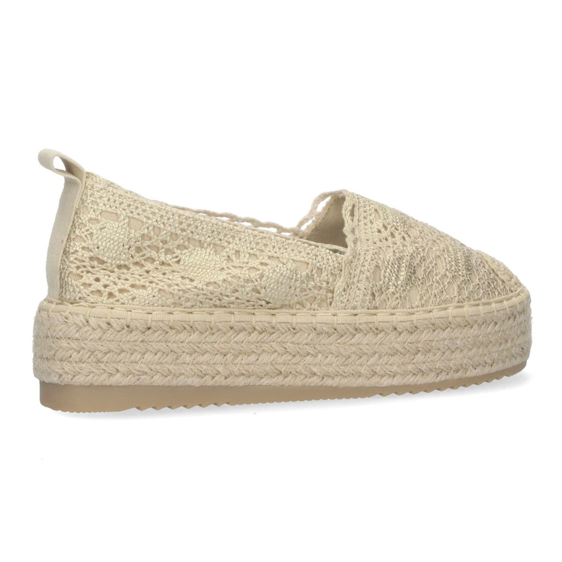 Detalle lateral de alpargata dorada con suela de yute