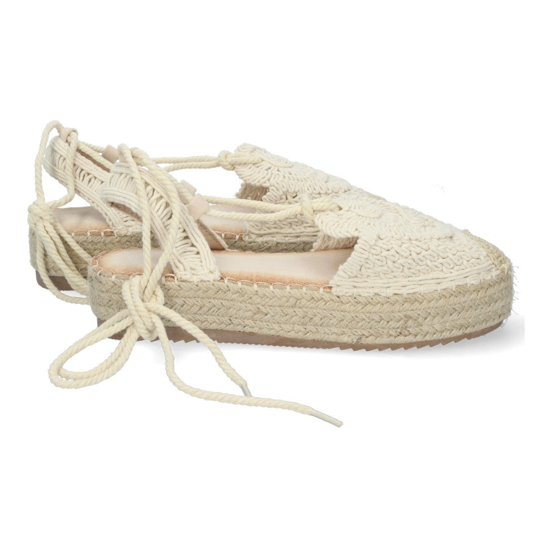 Detalle lateral de alpargata beige con cordones al tobillo
