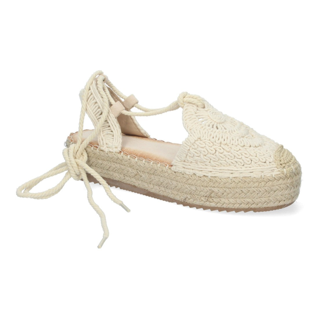 Primer plano de alpargatas de encaje beige para mujer
