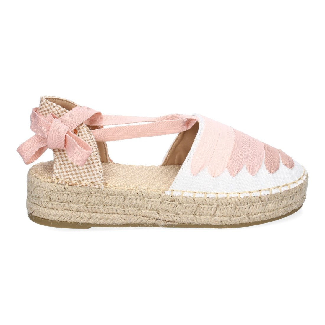 Detalle lateral de alpargata rosa con plataforma de yute
