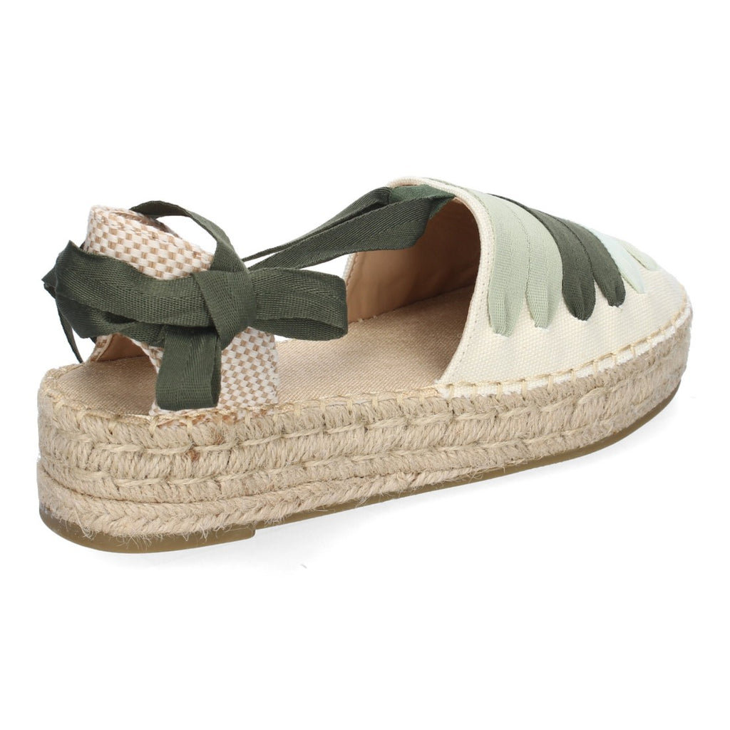 Detalle trasero de alpargata con cintas de atar en color verde