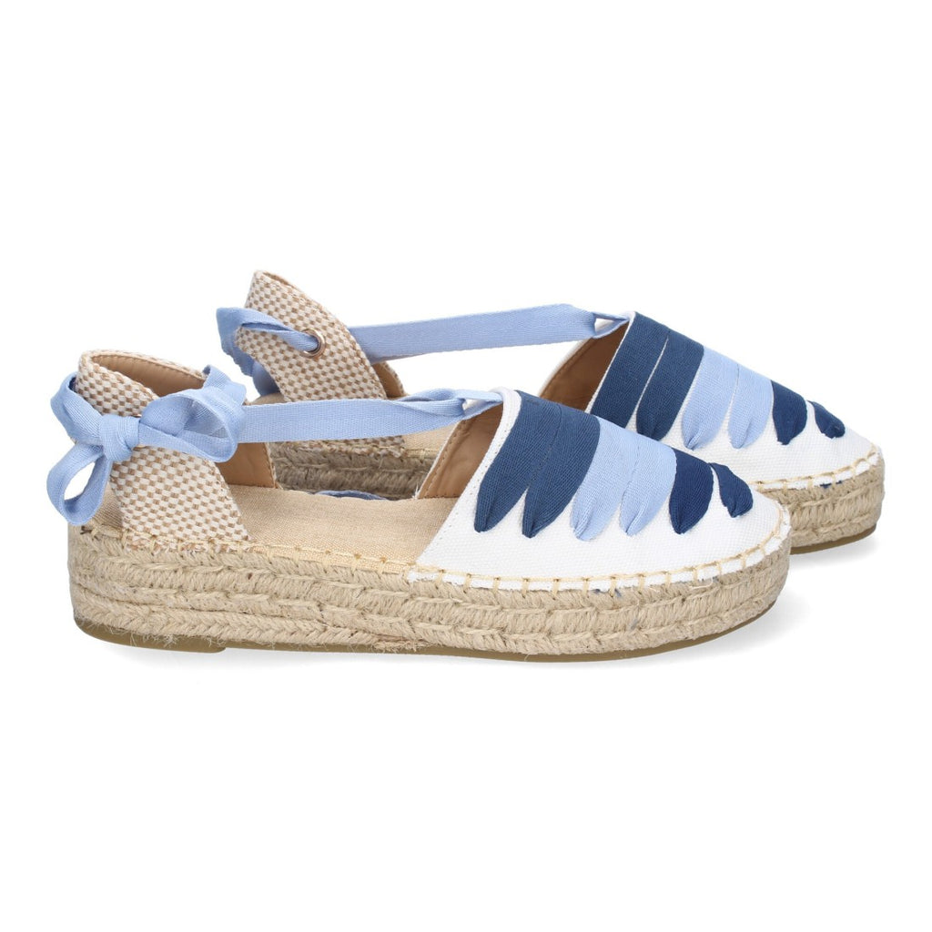 Alpargatas valencianas azules y blancas con diseño moderno