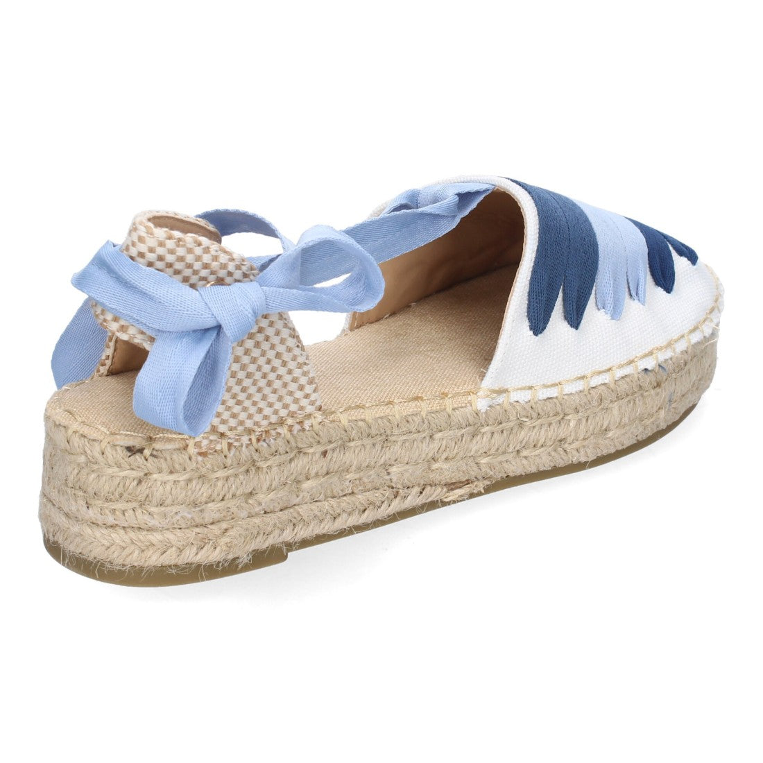 Primer plano de alpargatas azules y blancas con cintas decorativas