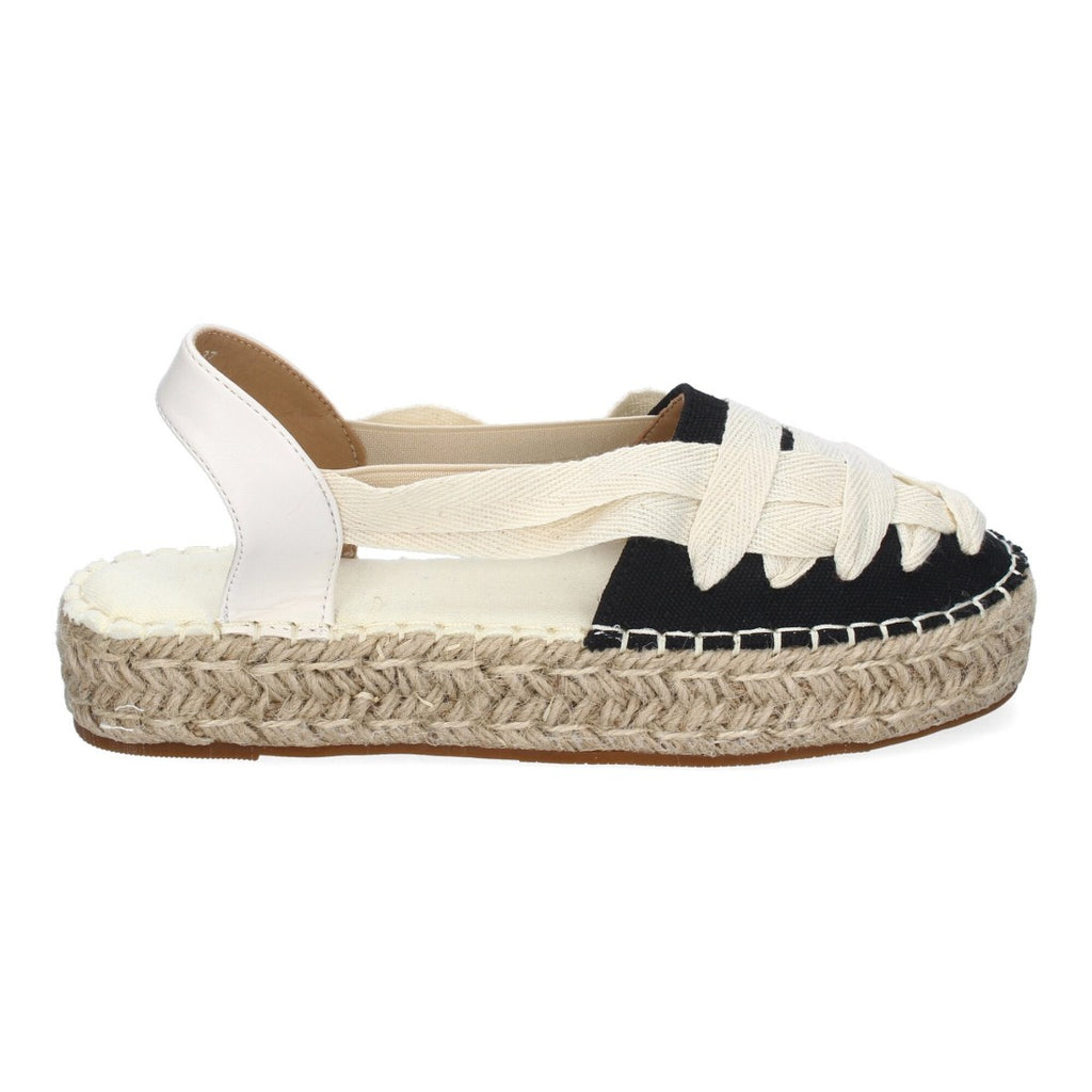 Detalle lateral de alpargata negra con plataforma de yute
